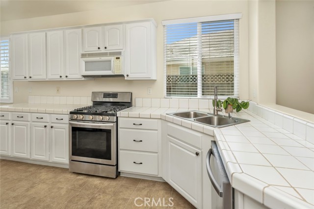 Detail Gallery Image 11 of 44 For 331 Hollyhill Dr, Bakersfield,  CA 93312 - 3 Beds | 2 Baths