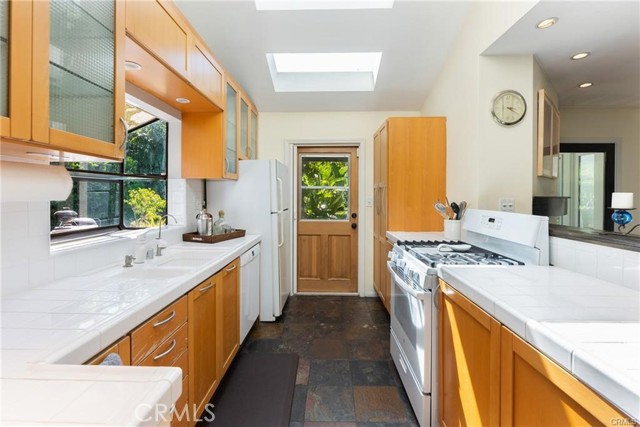 Detail Gallery Image 9 of 28 For 5655 Katherine Ave, Sherman Oaks,  CA 91401 - 2 Beds | 1 Baths