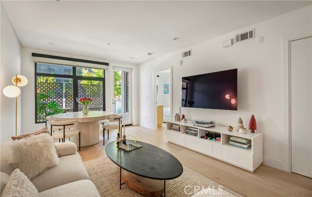 399 E Del Mar Boulevard, Pasadena CA: https://media.crmls.org/medias/7809a3cd-5efb-49bb-b76f-201765adebbc.jpg