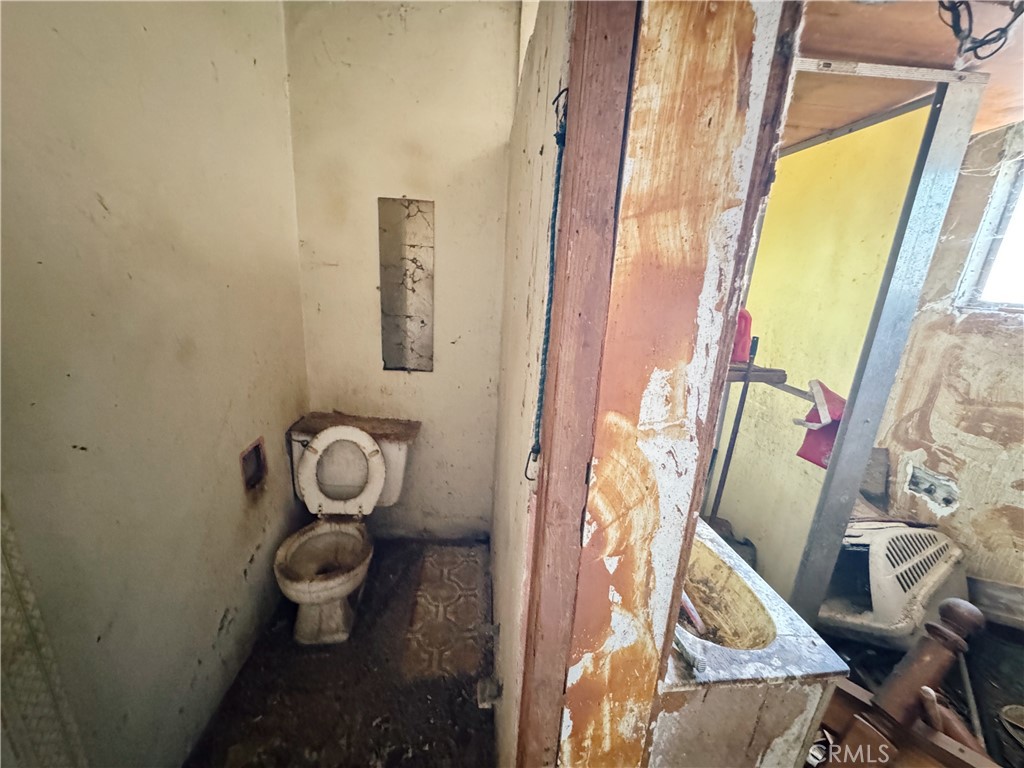 https://media.crmls.org/medias/780b3912-f57d-465c-8d2a-d795cb4f1820.jpg?preset=X-Large