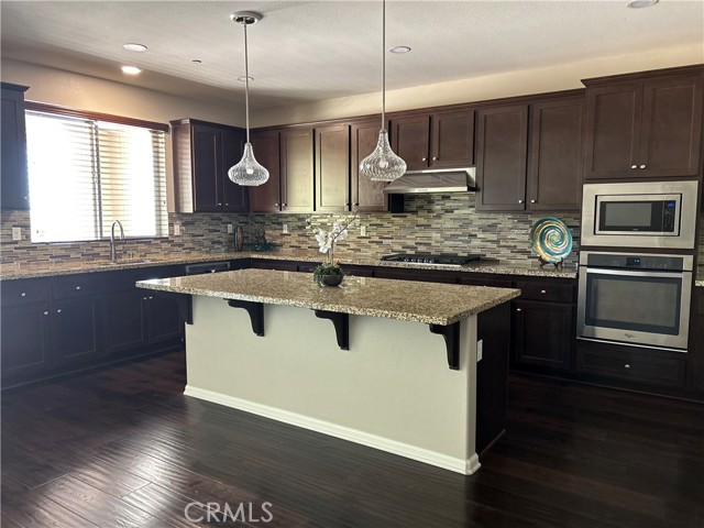 17426 Fairbreeze Court, Riverside CA: https://media.crmls.org/medias/780e7841-e1ee-4f13-8312-4f2017fe785a.jpg