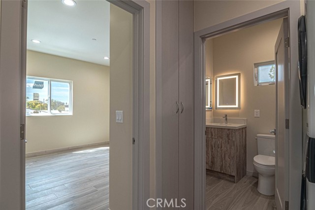 Detail Gallery Image 6 of 50 For 18748 Collins St, Tarzana,  CA 91356 - 4 Beds | 3 Baths