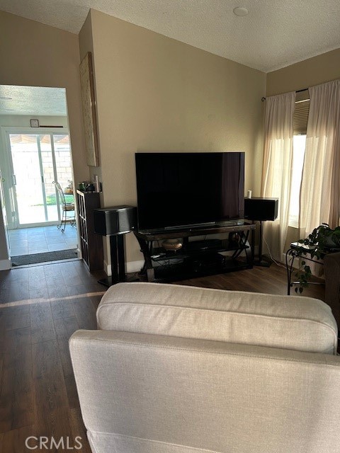 14241 Elizabeth Court, Fontana CA: https://media.crmls.org/medias/78127cb0-f1d6-43bf-a1e0-08f8e305ce7c.jpg