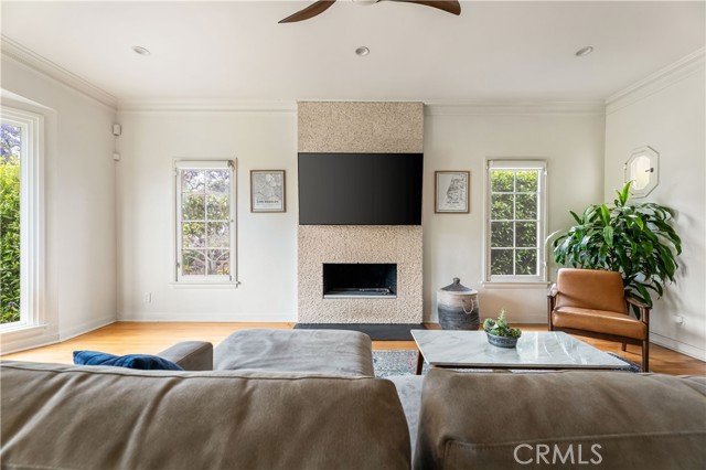 2818 S Holt Avenue, Los Angeles CA: https://media.crmls.org/medias/7812d31a-2159-4889-ba6b-d359ab07f149.jpg