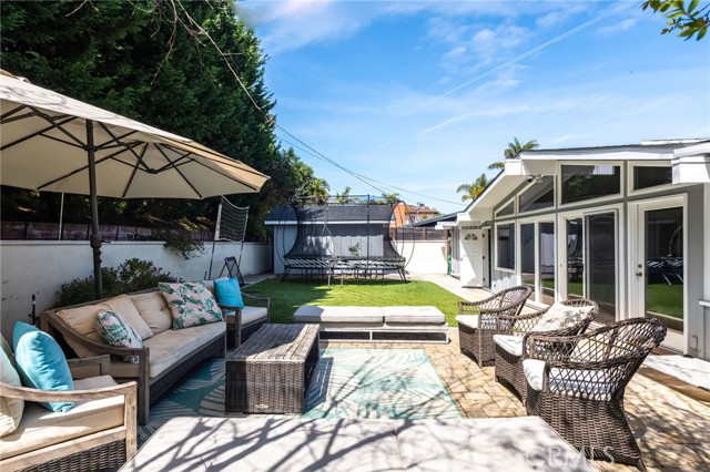 Detail Gallery Image 7 of 10 For 439 S Prospect Ave, Manhattan Beach,  CA 90266 - 3 Beds | 2 Baths
