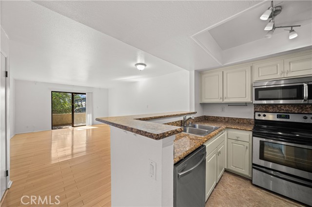 64 North Mar Vista Avenue, 103 photo 4