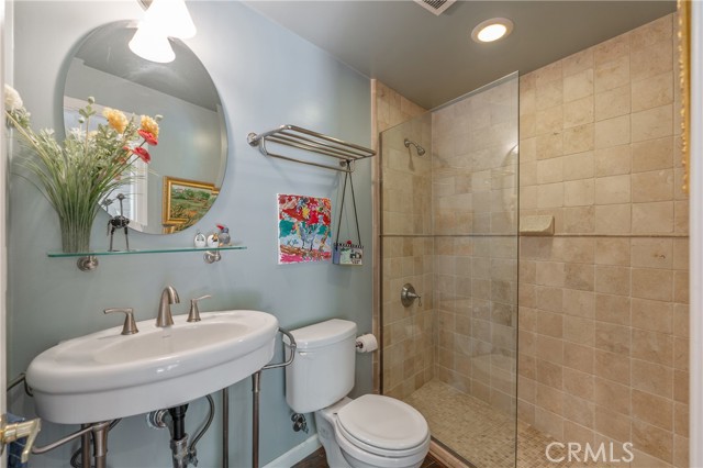 Detail Gallery Image 26 of 33 For 3818 Hayvenhurst Ave, Encino,  CA 91436 - 4 Beds | 3 Baths