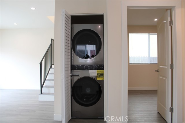 Detail Gallery Image 7 of 10 For 5014 Kester Ave, Sherman Oaks,  CA 91403 - 4 Beds | 4 Baths