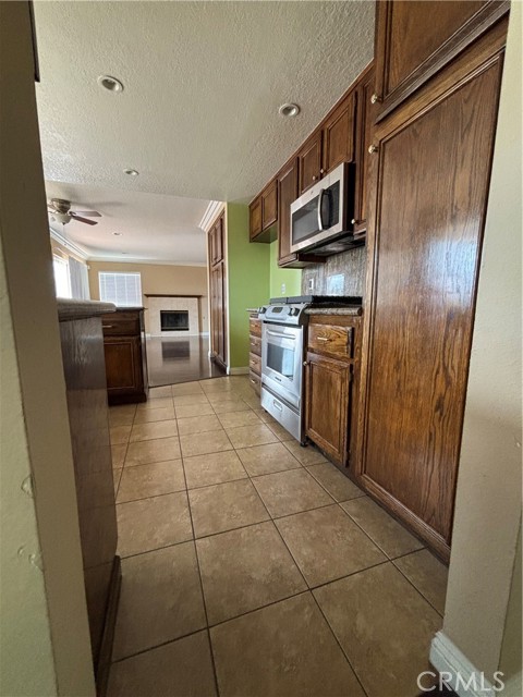 17092 Whispering Brook Way, Riverside CA: https://media.crmls.org/medias/781925fc-b94d-485b-be75-66e9c8cf30c7.jpg