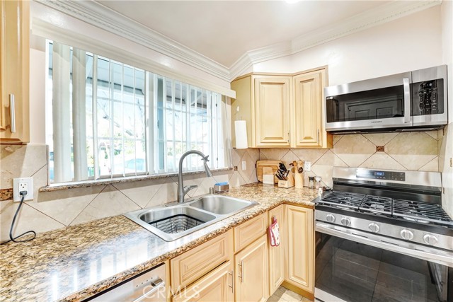 Detail Gallery Image 5 of 16 For 19530 Enadia, Reseda,  CA 91335 - 3 Beds | 2 Baths