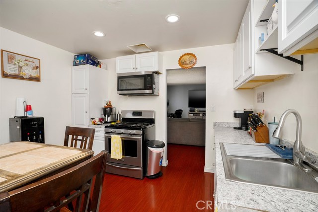 4220 W 165th Street, Lawndale CA: https://media.crmls.org/medias/7819f3c0-0210-4dd4-8a25-401a4bd68f66.jpg