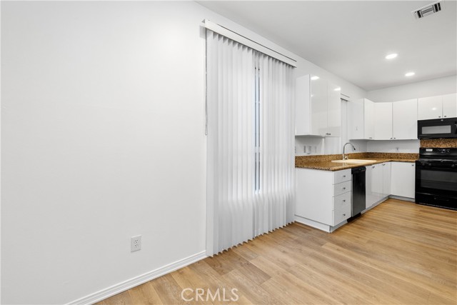 Detail Gallery Image 29 of 39 For 4845 Elmwood #C,  Los Angeles,  CA 90004 - 3 Beds | 3 Baths