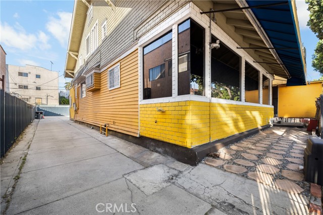 Detail Gallery Image 24 of 25 For 2823 W 8th St, Los Angeles,  CA 90005 - 4 Beds | 2/1 Baths