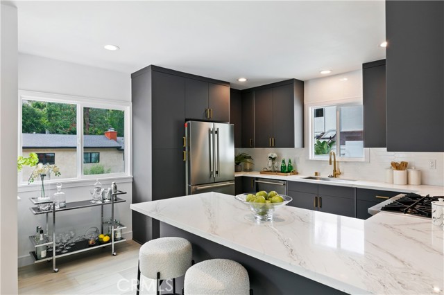 Detail Gallery Image 15 of 51 For 3900 Benedict Canyon Dr, Sherman Oaks,  CA 91423 - 3 Beds | 4 Baths