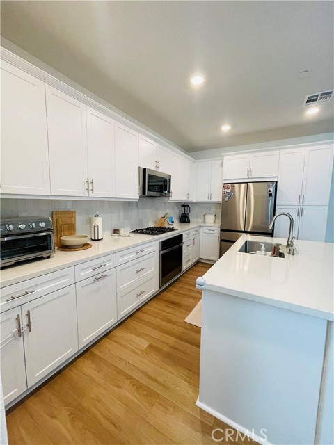 Detail Gallery Image 4 of 30 For 2004 2004 Dewdrop, Upland,  CA 91786 - 4 Beds | 2/1 Baths