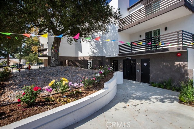 Detail Gallery Image 3 of 21 For 2225 Mira Vista Ave #206,  Montrose,  CA 91020 - 3 Beds | 2 Baths