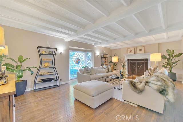 Detail Gallery Image 12 of 75 For 900 S Longwood Ave, Los Angeles,  CA 90019 - 4 Beds | 3/1 Baths