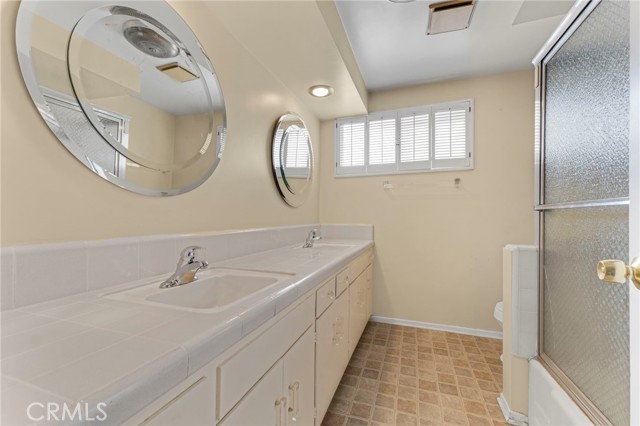 Detail Gallery Image 17 of 33 For 5901 Rhodes Ave, Valley Village,  CA 91607 - 4 Beds | 2/1 Baths