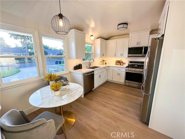 Detail Gallery Image 9 of 23 For 5900 Alcove Ave, Valley Village,  CA 91607 - 3 Beds | 2 Baths