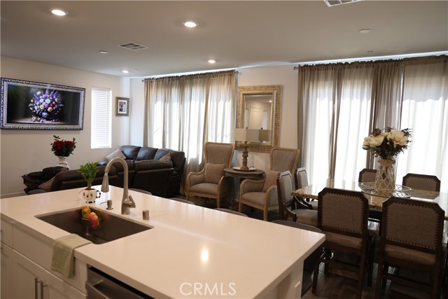 Detail Gallery Image 8 of 28 For 16255 Castello #2,  Fontana,  CA 92336 - 4 Beds | 2/1 Baths