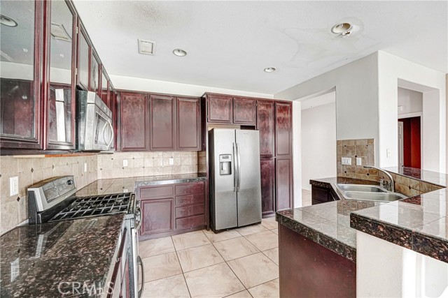 Detail Gallery Image 6 of 20 For 43653 32nd St, Lancaster,  CA 93535 - 3 Beds | 2/1 Baths