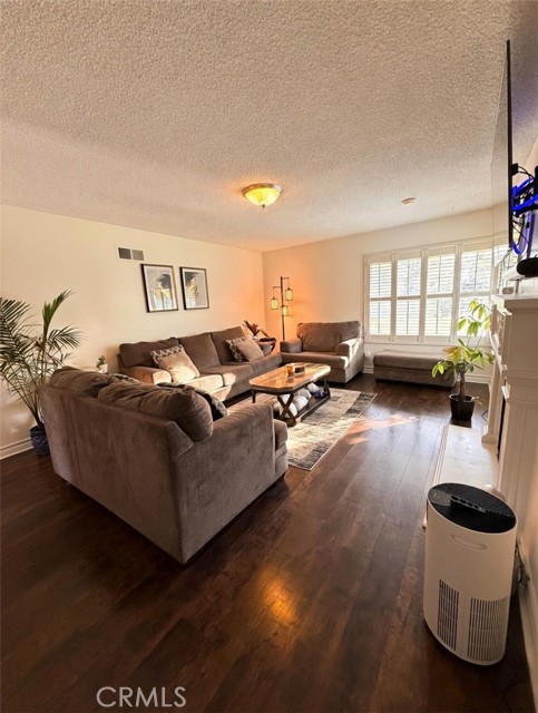 Detail Gallery Image 6 of 26 For 26172 Rainbow Glen, Newhall,  CA 91321 - 2 Beds | 2 Baths