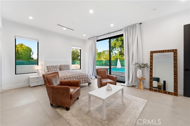 Detail Gallery Image 10 of 17 For 23227 Burbank Bld, Woodland Hills,  CA 91367 - 5 Beds | 5/1 Baths