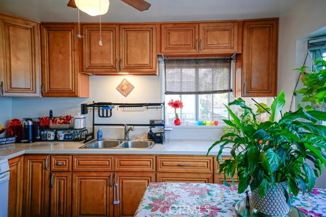 3915 E 11th Street, Long Beach CA: https://media.crmls.org/medias/784cc41d-1301-47c2-8fc9-38dde3b46a6c.jpg
