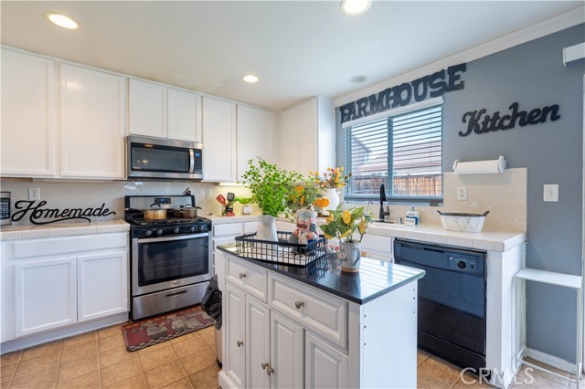 Detail Gallery Image 15 of 45 For 14550 Equestrian Way, Victorville,  CA 92394 - 5 Beds | 3 Baths