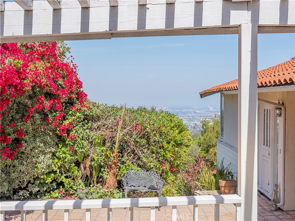 https://media.crmls.org/medias/784e51b6-d602-4a76-aa9a-52737d1f1f6d.jpg?preset=X-Large