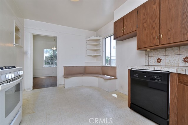 Detail Gallery Image 11 of 23 For 5625 Matilija Ave, Valley Glen,  CA 91401 - 2 Beds | 2 Baths