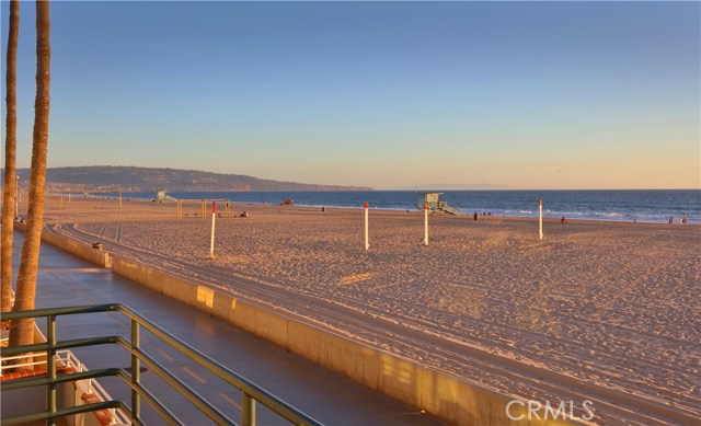 3320 The Strand, Hermosa Beach, California 90254, 3 Bedrooms Bedrooms, ,2 BathroomsBathrooms,Residential,Sold,The Strand,SB16721224