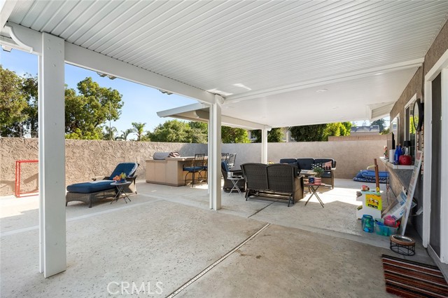 1092 Deborah Street, Upland CA: https://media.crmls.org/medias/78559465-f0e3-4a62-be60-0656404c615f.jpg