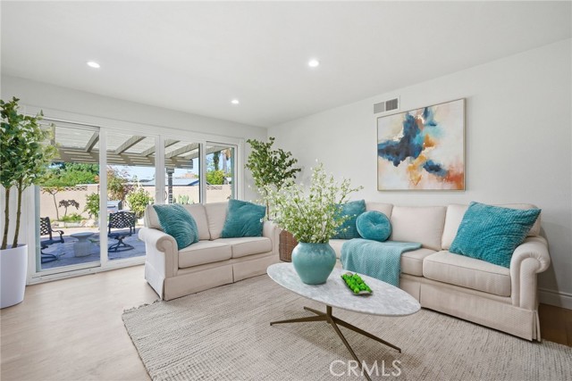 Detail Gallery Image 7 of 38 For 335 N London Pl, Anaheim,  CA 92806 - 5 Beds | 3 Baths