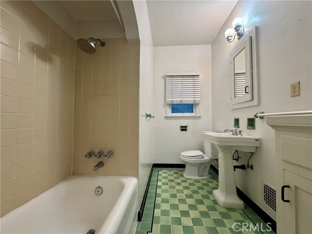 Detail Gallery Image 7 of 11 For 697 Mira Monte Pl #B,  Pasadena,  CA 91101 - 2 Beds | 1 Baths