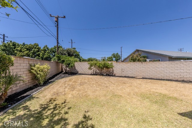 Detail Gallery Image 12 of 14 For 582 N La Nae Cir, Orange,  CA 92869 - 4 Beds | 2 Baths