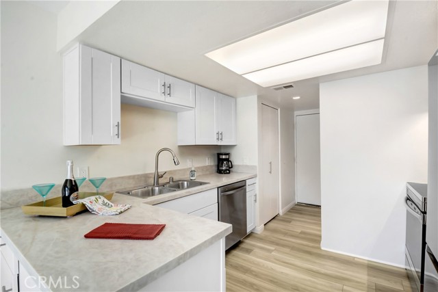 863 W 34th Street, Long Beach CA: https://media.crmls.org/medias/7861a23a-6df1-464f-8d57-7aff74c20c37.jpg
