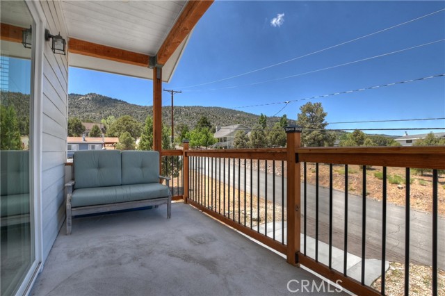 1215 Valley View Drive, Big Bear City CA: https://media.crmls.org/medias/786346ee-7e2c-430c-adff-0ec31ce5f4a1.jpg