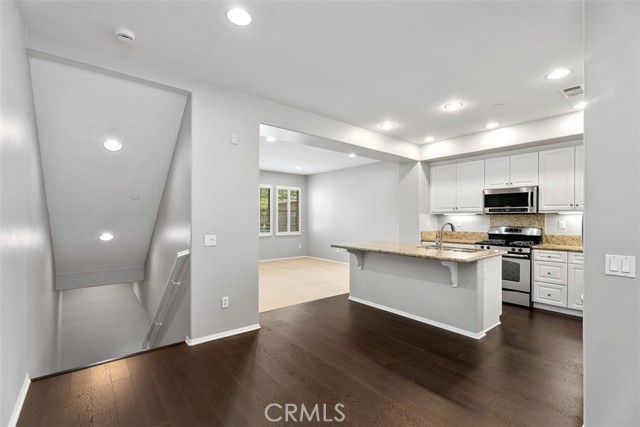 Detail Gallery Image 8 of 24 For 117 Silverado, Irvine,  CA 92618 - 3 Beds | 3 Baths