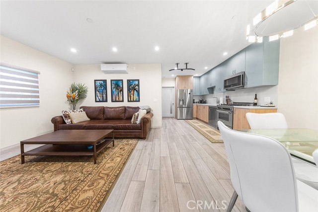 Detail Gallery Image 10 of 13 For 18748 1/2 Collins St, Tarzana,  CA 91356 - 1 Beds | 1 Baths