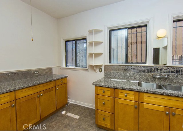 Detail Gallery Image 9 of 20 For 1082 S Redondo Bld, Los Angeles,  CA 90019 - 3 Beds | 2 Baths