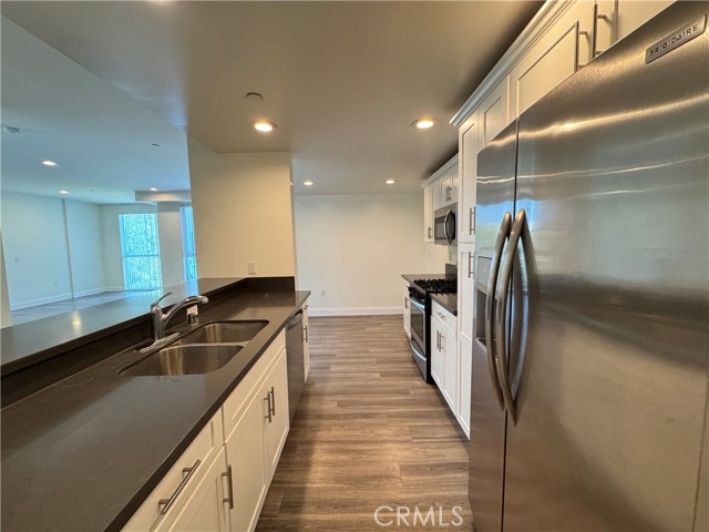 Detail Gallery Image 3 of 32 For 14934 Burbank Bld #302,  Sherman Oaks,  CA 91411 - 2 Beds | 2 Baths
