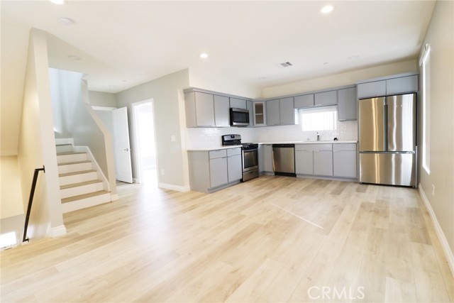 Detail Gallery Image 2 of 27 For 6926 N Morella Ave #3,  North Hollywood,  CA 91605 - 4 Beds | 4/1 Baths
