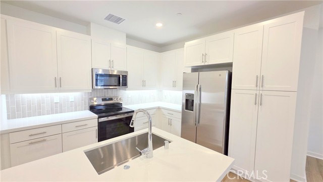 Detail Gallery Image 5 of 39 For 12951 Paradiso Dr #107,  Corona,  CA 92880 - 3 Beds | 3/1 Baths