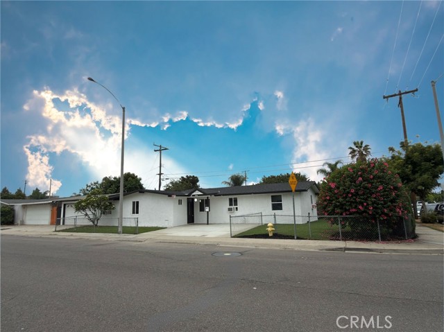 Detail Gallery Image 2 of 8 For 2100 2100 W Dogwood, Anaheim,  CA 92801 - 4 Beds | 2 Baths