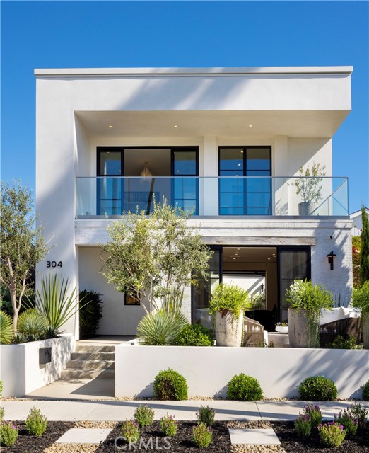 Detail Gallery Image 2 of 33 For 304 Goldenrod Ave, Corona Del Mar,  CA 92625 - 4 Beds | 3/2 Baths