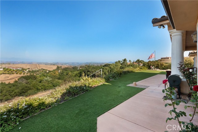 255 Puerta De Lomas, Fallbrook CA: https://media.crmls.org/medias/787b1884-f3bd-4e11-85ed-a8453e622336.jpg