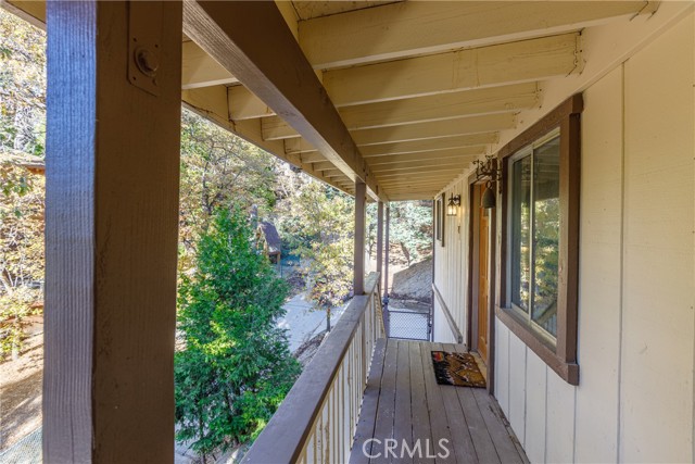 Detail Gallery Image 4 of 28 For 467 Cimarron Ln, Lake Arrowhead,  CA 92352 - 4 Beds | 2 Baths