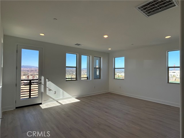 27333 Creekwood Lane, Valencia CA: https://media.crmls.org/medias/787d0262-c2fa-46ef-a884-1fd31b4f4dfd.jpg