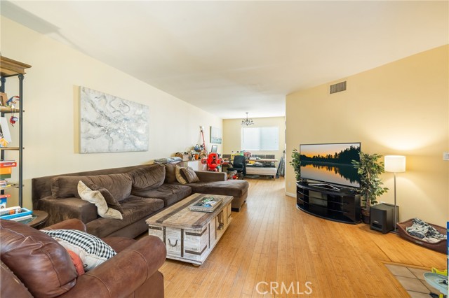 4511 Coldwater Canyon Avenue, Studio City CA: https://media.crmls.org/medias/787e0132-08a6-43bc-a87b-8304df6bda17.jpg